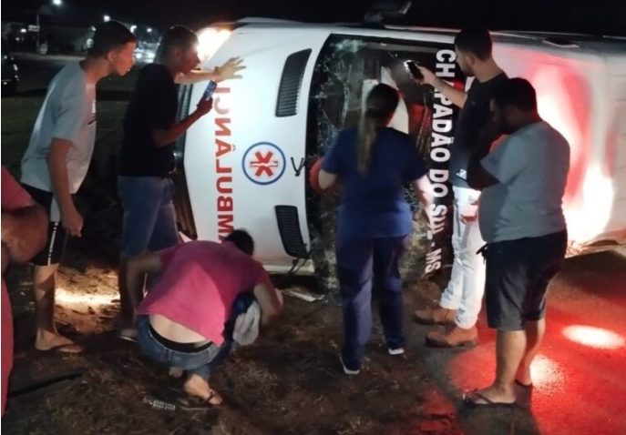 Imagem de compartilhamento para o artigo Ambulância de Chapadão do Sul capota após acidente em Bandeirantes da MS Todo dia